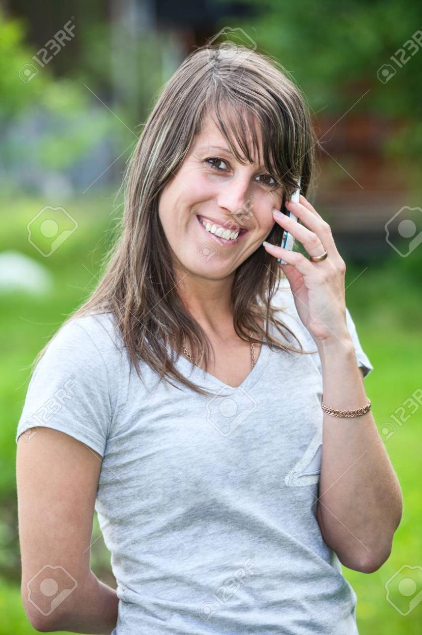 매력적인 젊은여자가 다음 휴대 전화를 호출 웃고 로열티 무료 사진, 그림, 이미지 그리고 스톡포토그래피. Image 20891565.